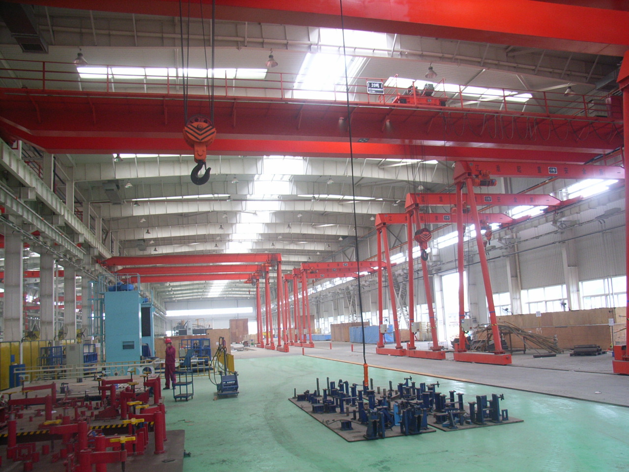 雄峰起重機(jī)車間