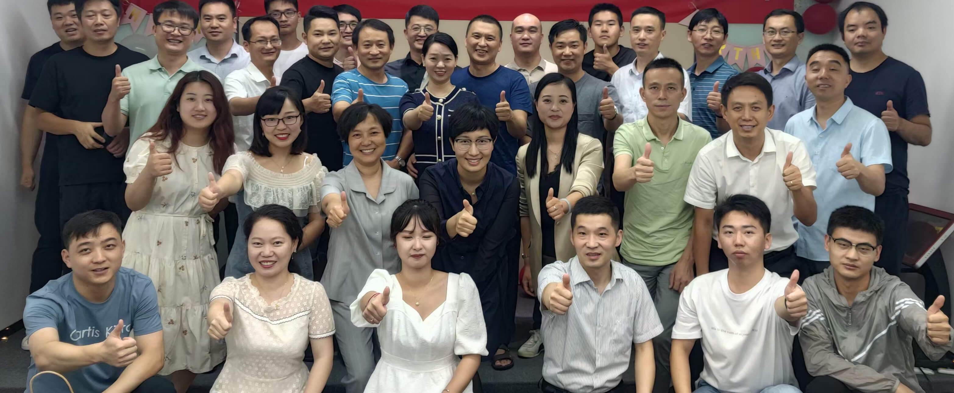 雄峰起重全體運(yùn)營人員合照